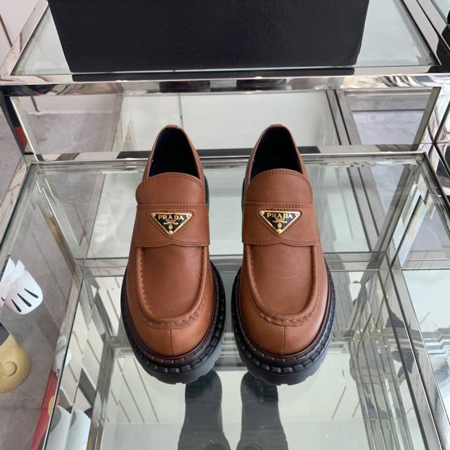 Prada 普拉达24Ss秋冬走秀款乐福鞋 太古汇原版购入爆拆复刻 鞋子上脚很轻便，走路舒适度都很赞 运用三角标设计风格值得拥有 鞋型韵味超赞，非常有特色的设计